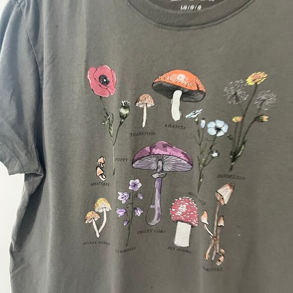 Doe. Mushroom and Fungi Graphic Short Sleeve Tee Size Large - Picture 3 of 4
